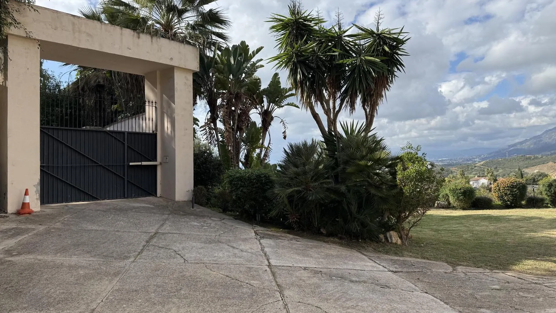 Grand Villa! With Golf & Sea View!! Marbella 0*,